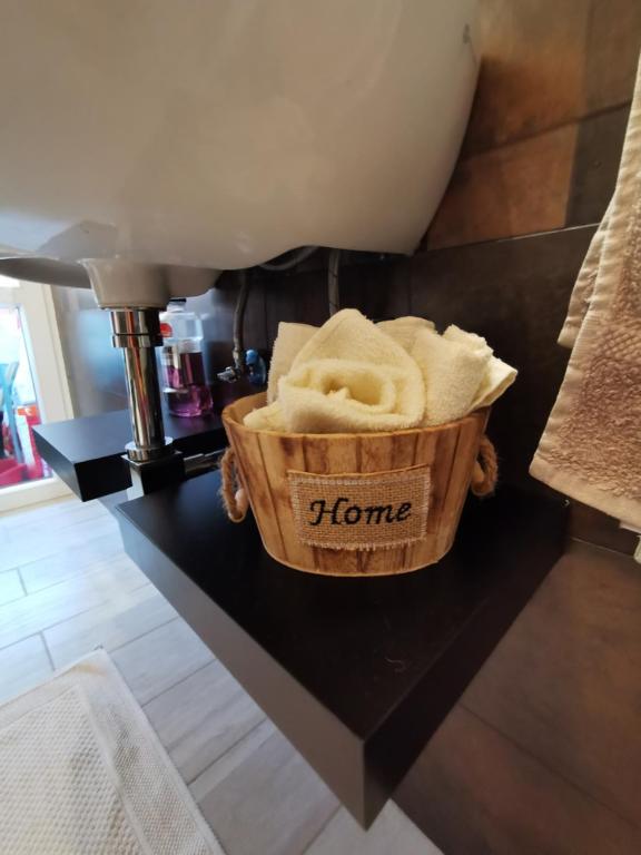 kosz ręczników na ladzie w obiekcie Zenzero e Limone w Pizie