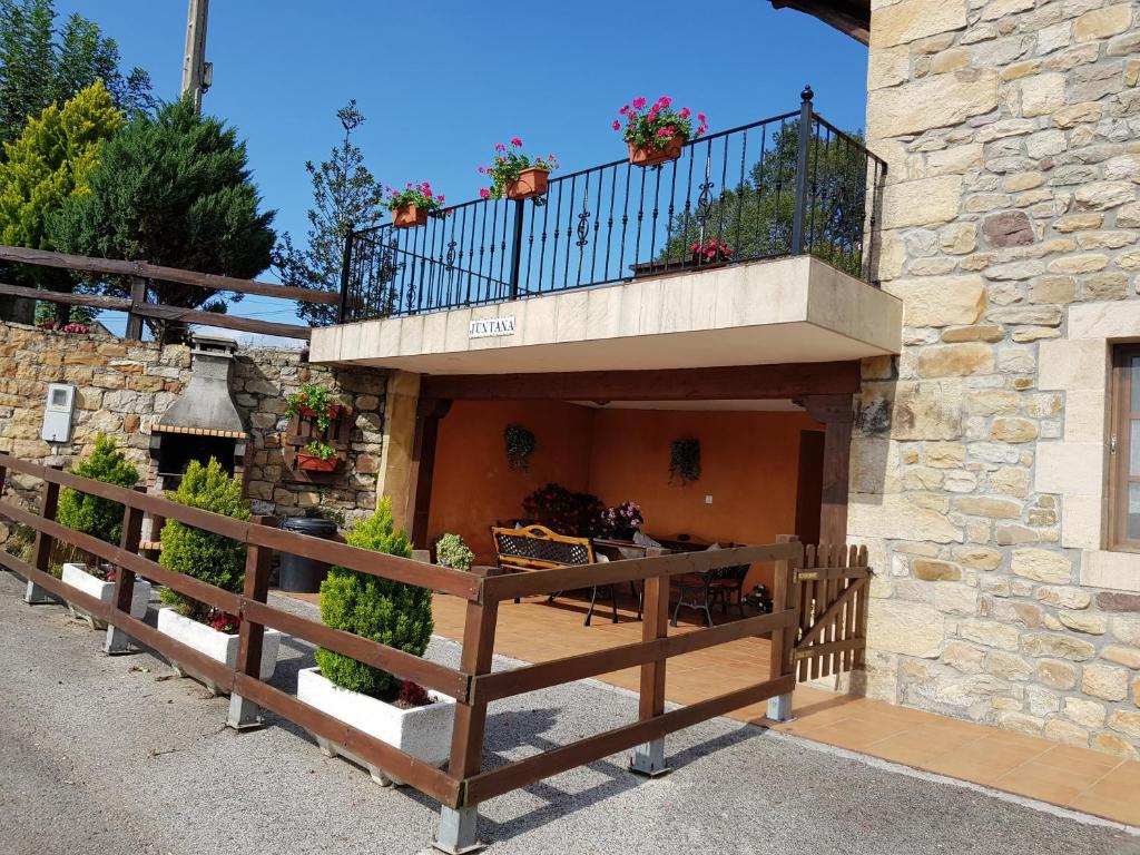 A balcony or terrace at Casa Rural Juntana