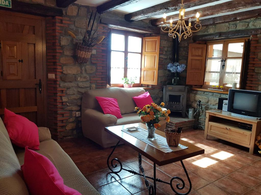 A television and/or entertainment centre at Casa Rural Juntana