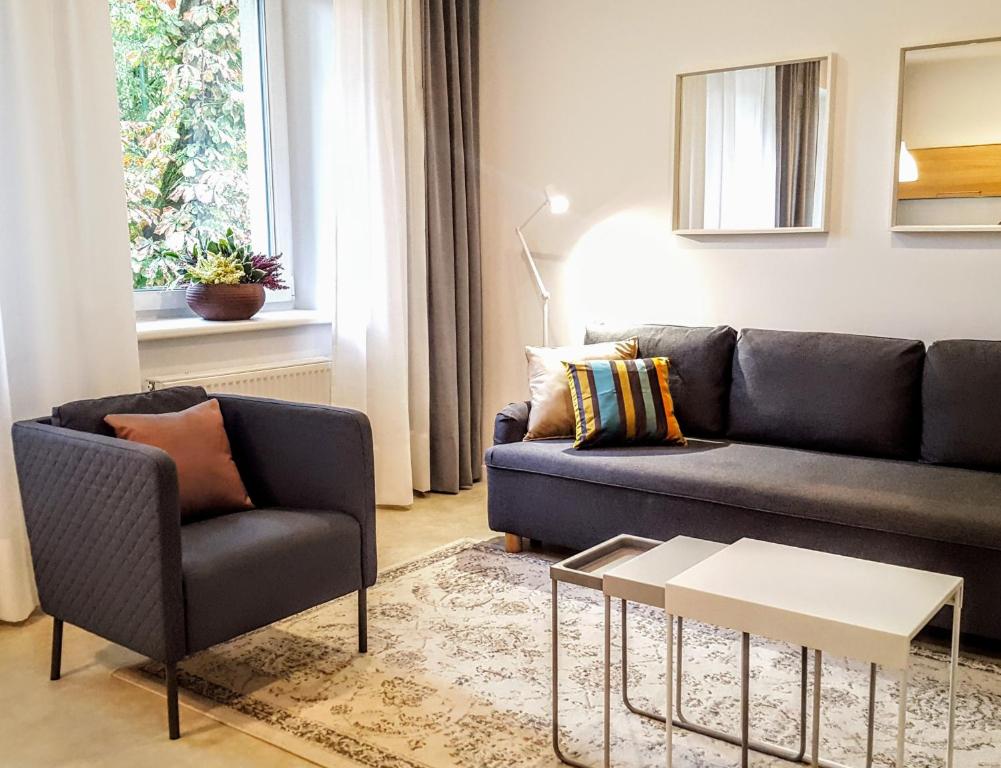 uma sala de estar com um sofá e uma mesa em Autentic Home em Klaipėda