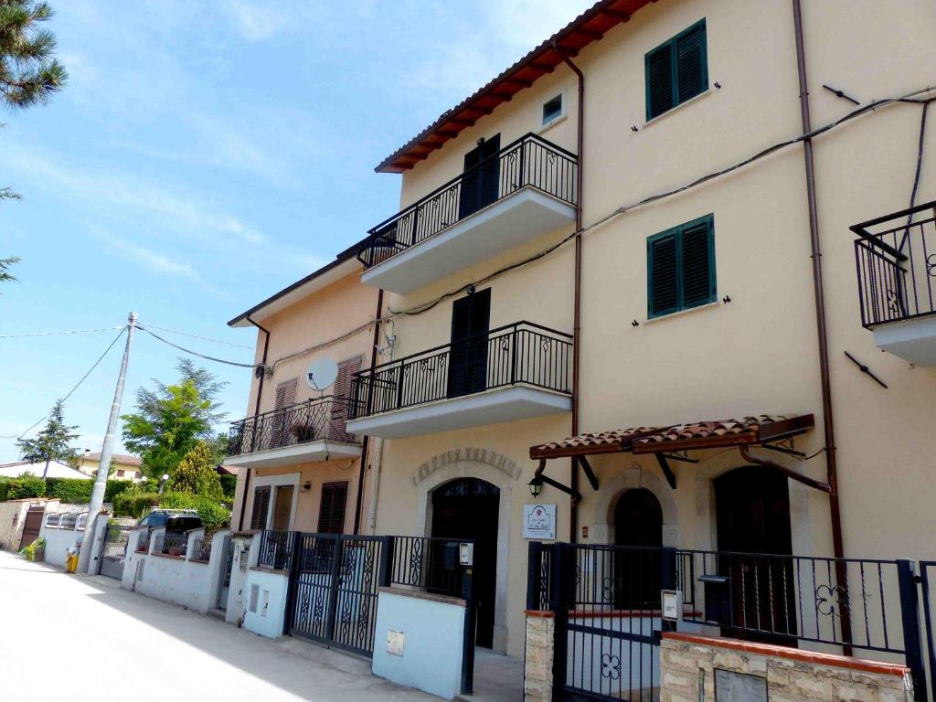 un grande edificio bianco con balconi su strada di B&B L'arco Fiorito a San Gregorio