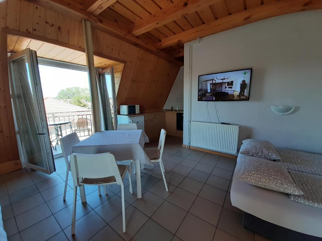 Telewizja i/lub zestaw kina domowego w obiekcie Família Apartmanház