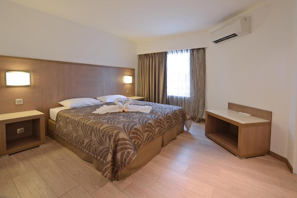 Postel nebo postele na pokoji v ubytování Calvi Hôtel