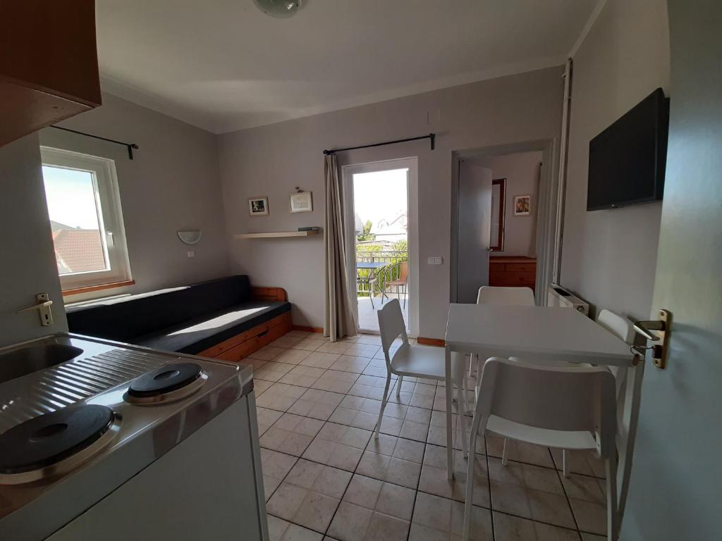 Kuchnia lub aneks kuchenny w obiekcie Família Apartmanház