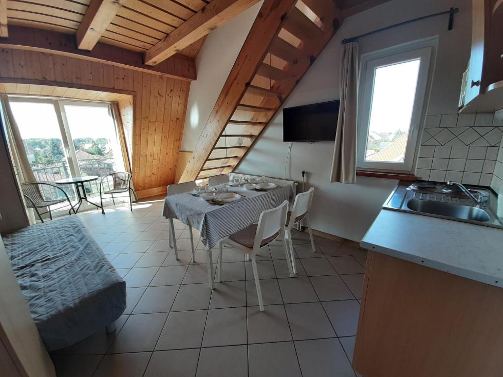 Kuchnia lub aneks kuchenny w obiekcie Família Apartmanház