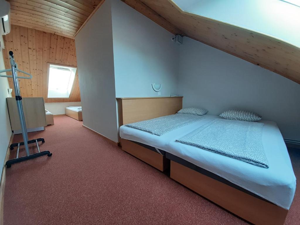 Łóżko lub łóżka w pokoju w obiekcie Família Apartmanház