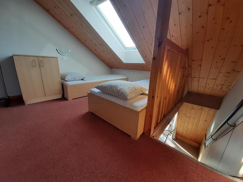 Łóżko lub łóżka w pokoju w obiekcie Família Apartmanház