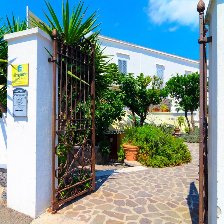 un cancello di ferro per una casa con una pianta di Villa Giusto a Ischia