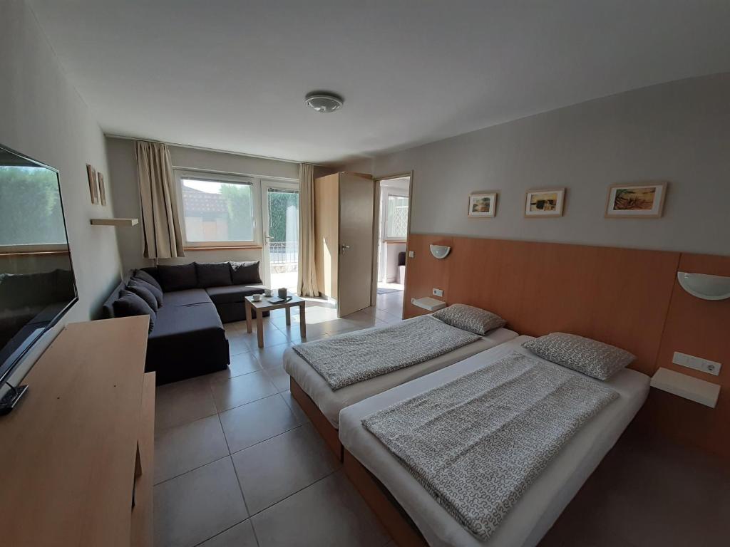Łóżko lub łóżka w pokoju w obiekcie Família Apartmanház