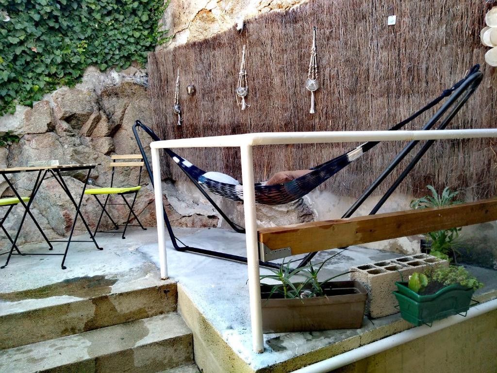 una persona tendida en una hamaca en un jardín en Villa Regio Garden en Vila do Conde