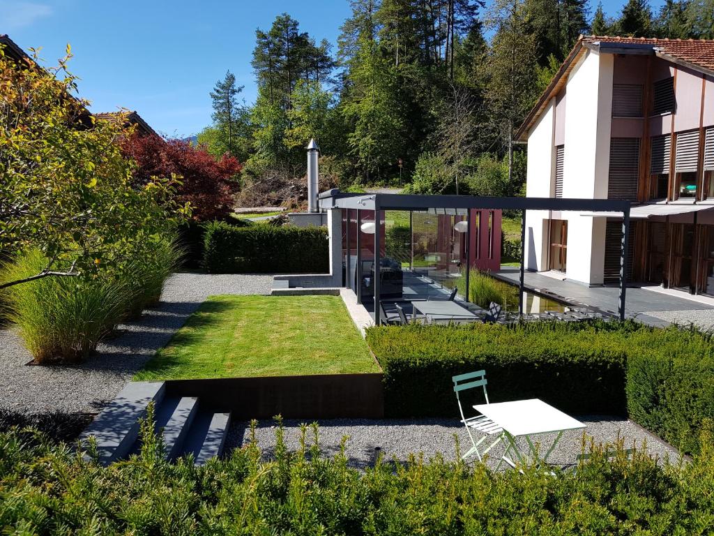 a garden with a glass house with a lawn at Carrera - Ferienhaus mit Traumgarten (120m2) für max. 2 Personen in Valendas