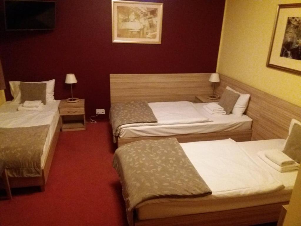 Postel nebo postele na pokoji v ubytování Hotel Arsenał