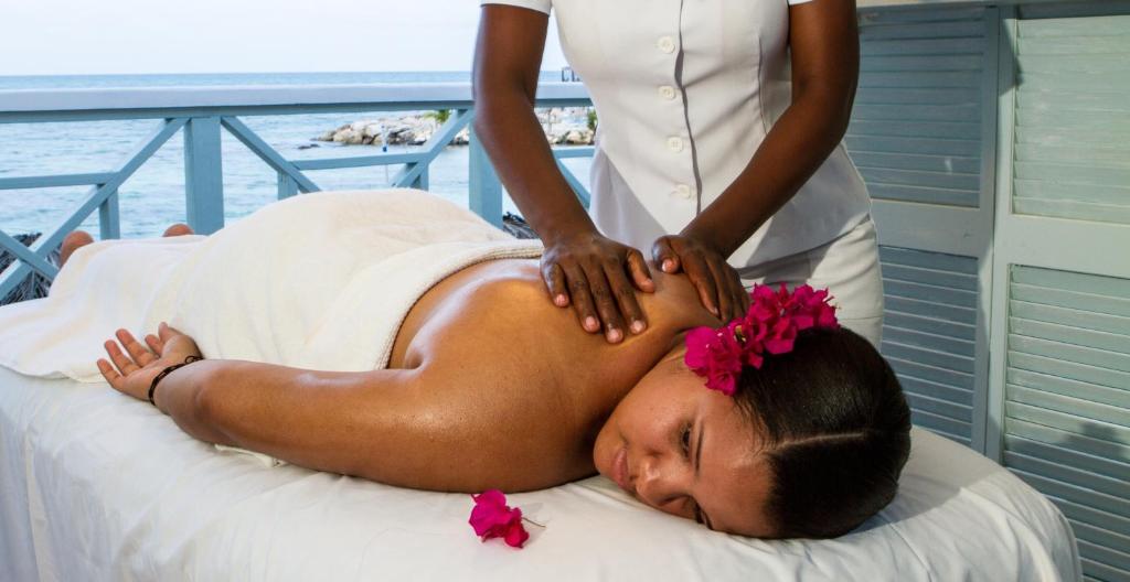 Ocean Point Beach Resort & Spa Adults Onlyにあるスパまたはウェルネス施設
