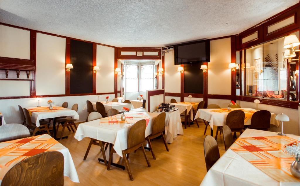 Restaurace v ubytování Hôtel Le National