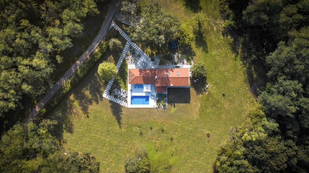 eine Luftansicht eines Hauses in der Mitte eines Feldes in der Unterkunft Villa Stepančić - large garden and heated pool in Labin