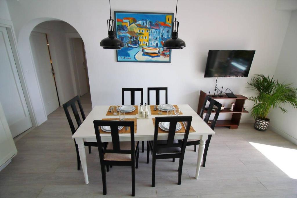 Telewizja i/lub zestaw kina domowego w obiekcie Tramontana apartment - Cozy and charming close to sea