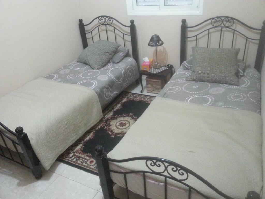 Un pat sau paturi într-o cameră la Nice appartement à Marrakech