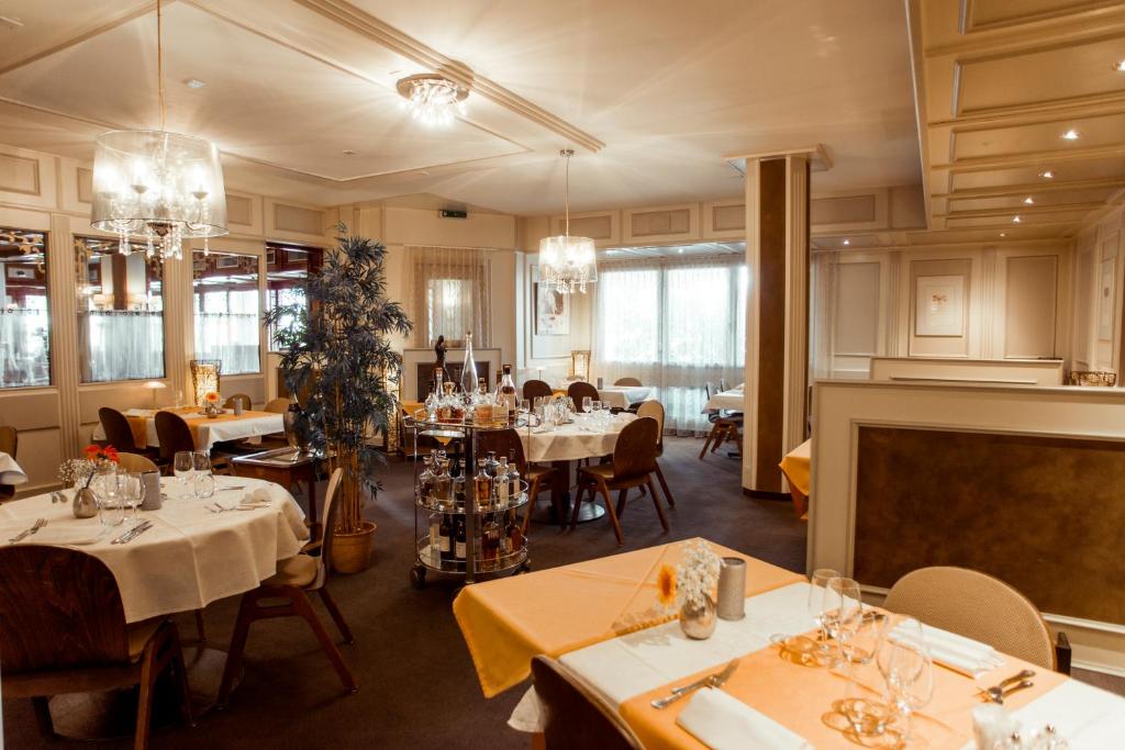 Restaurace v ubytování Hôtel Le National