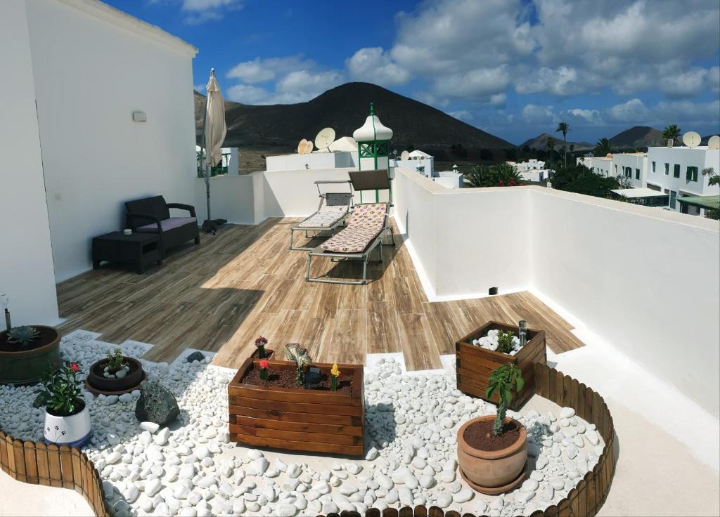 d'un balcon sur le toit avec une table et des chaises. dans l'établissement Timanfaya Casa Rural, à Yaiza