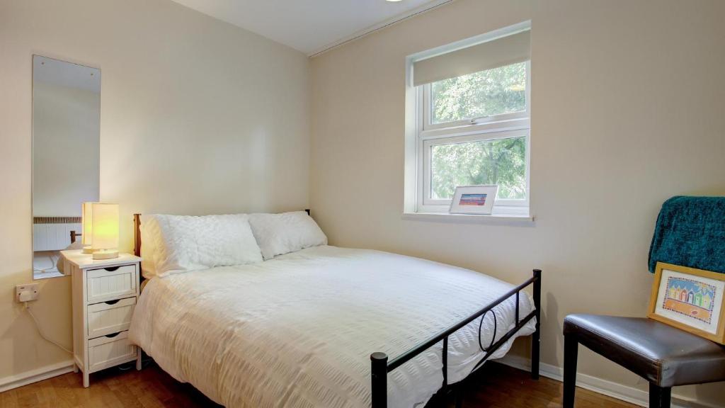 Un pat sau paturi într-o cameră la Simple City Centre Flat Near River w/ Free Parking