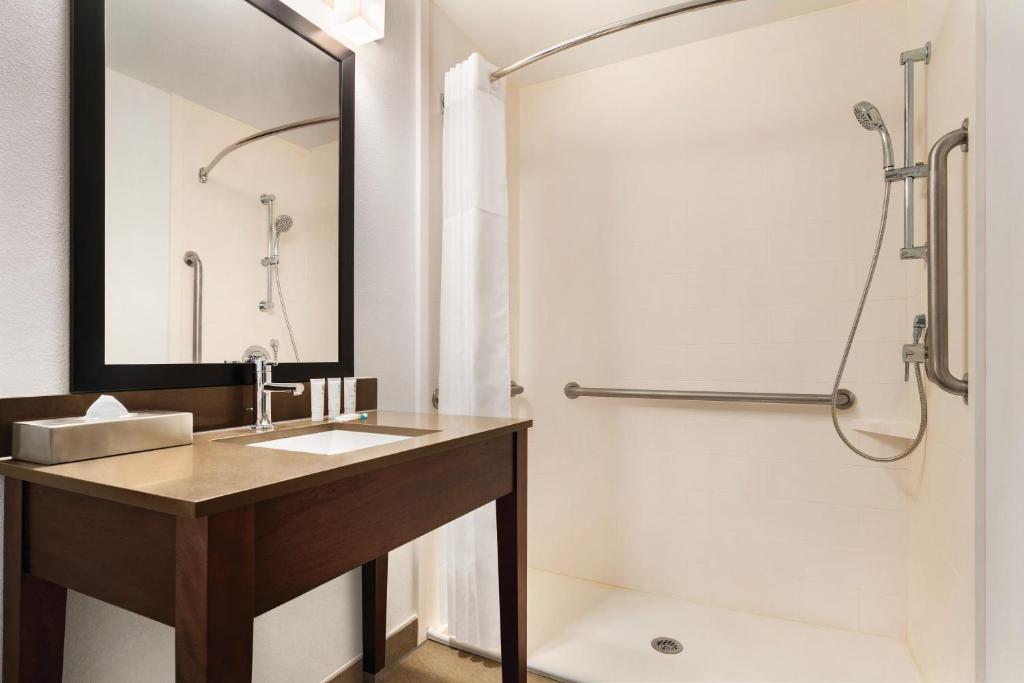 Country Inn & Suites by Radisson, Savannah Midtown, GA - 