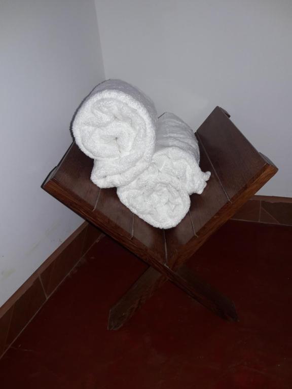 una pila de toallas sobre una mesa de madera en Suzet House, en Oxapampa