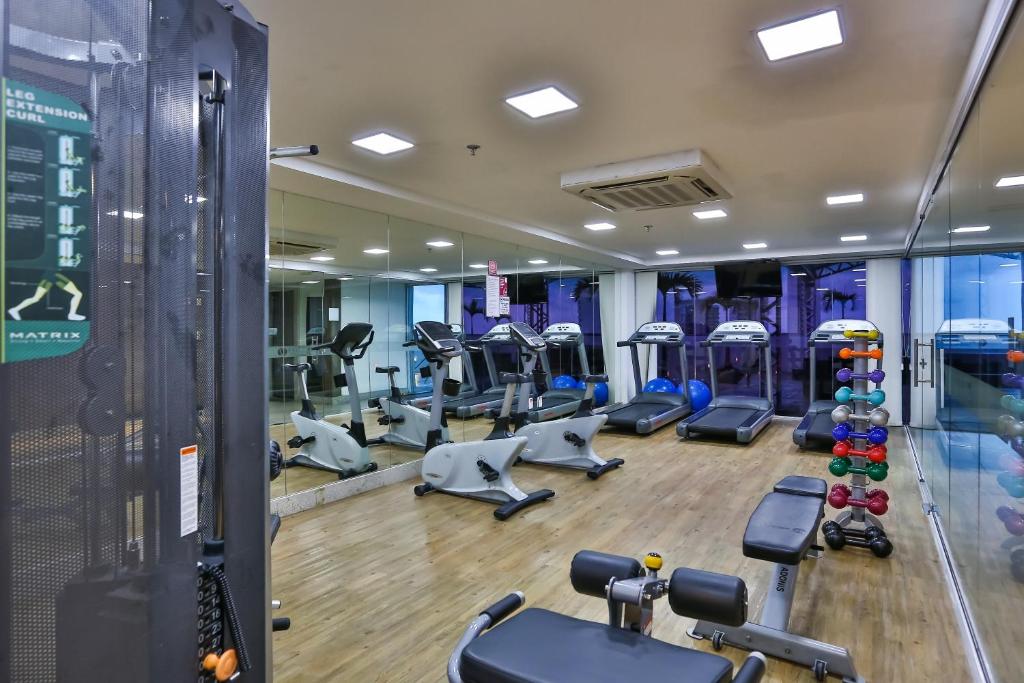a gym with several treadmills and cardio machines at Roomo Praia de Boa Viagem Residencial in Recife