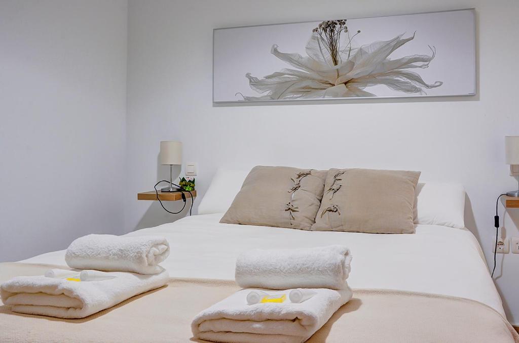 A bed or beds in a room at Apartamento San Julian