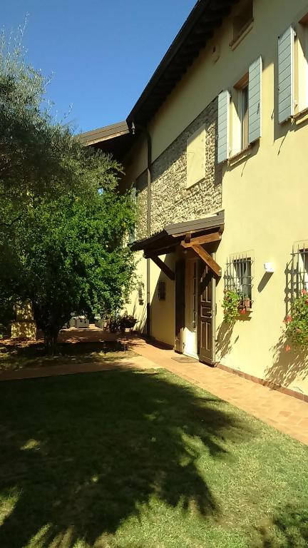 une maison avec une cour d'herbe devant elle dans l'établissement Villa Esther, à Maranello