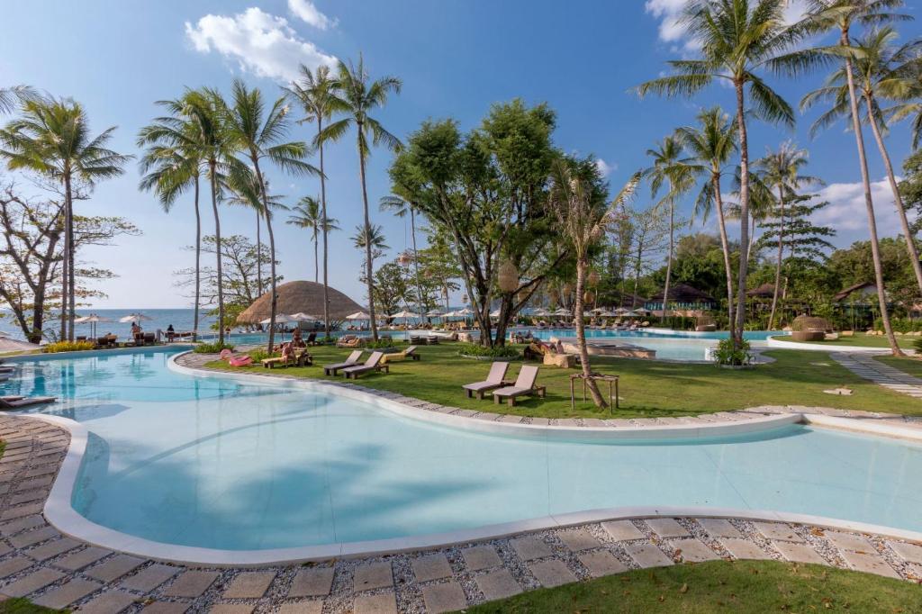 Bazén v ubytování Eden Beach Khaolak Resort and Spa A Lopesan Collection Hotel - SHA Extra Plus nebo v jeho okolí