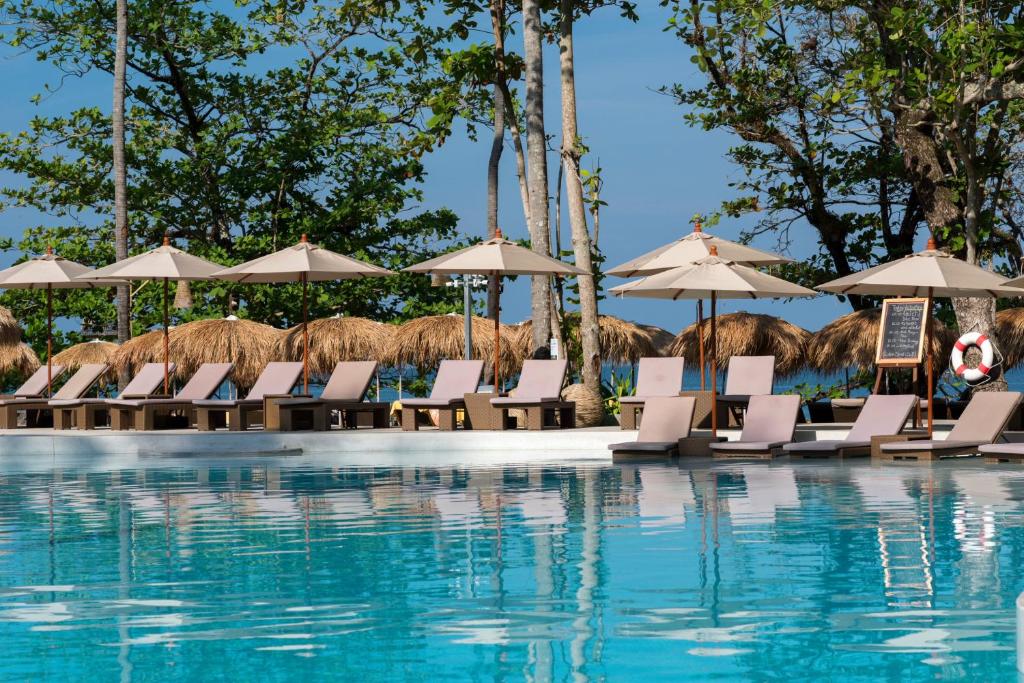 Bazén v ubytování Eden Beach Khaolak Resort and Spa A Lopesan Collection Hotel - SHA Extra Plus nebo v jeho okolí