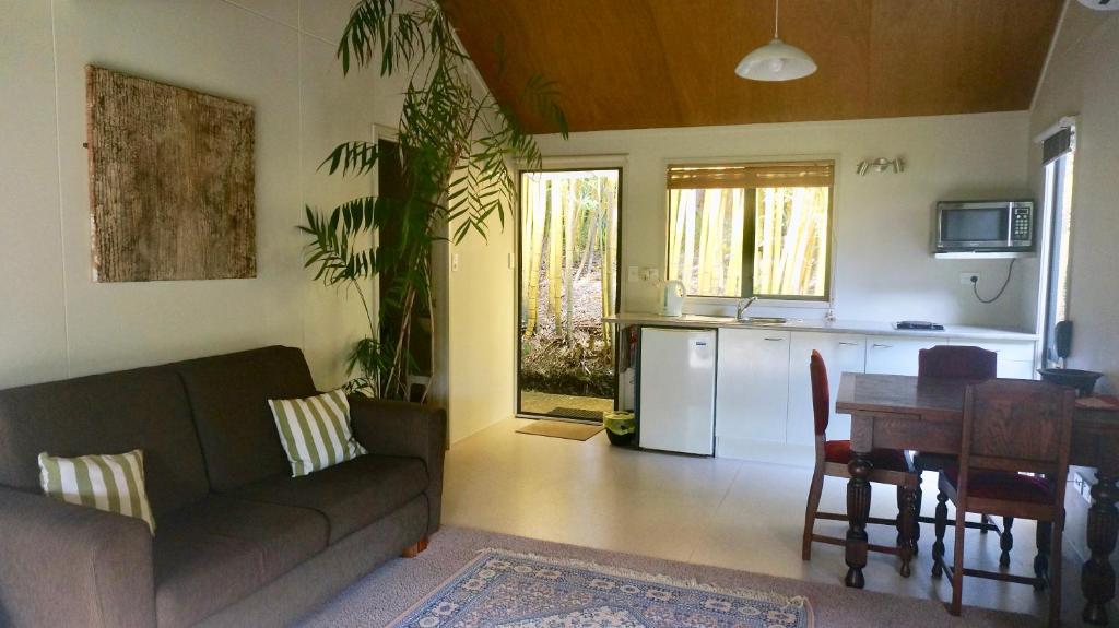 Kuchyň nebo kuchyňský kout v ubytování Wharepuke Subtropical Accommodation