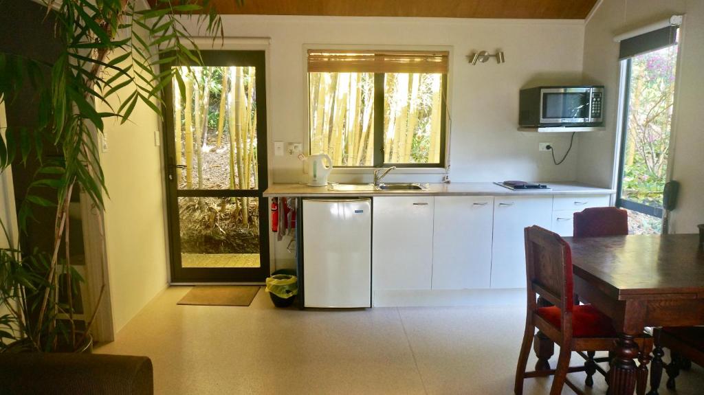 Kuchyň nebo kuchyňský kout v ubytování Wharepuke Subtropical Accommodation