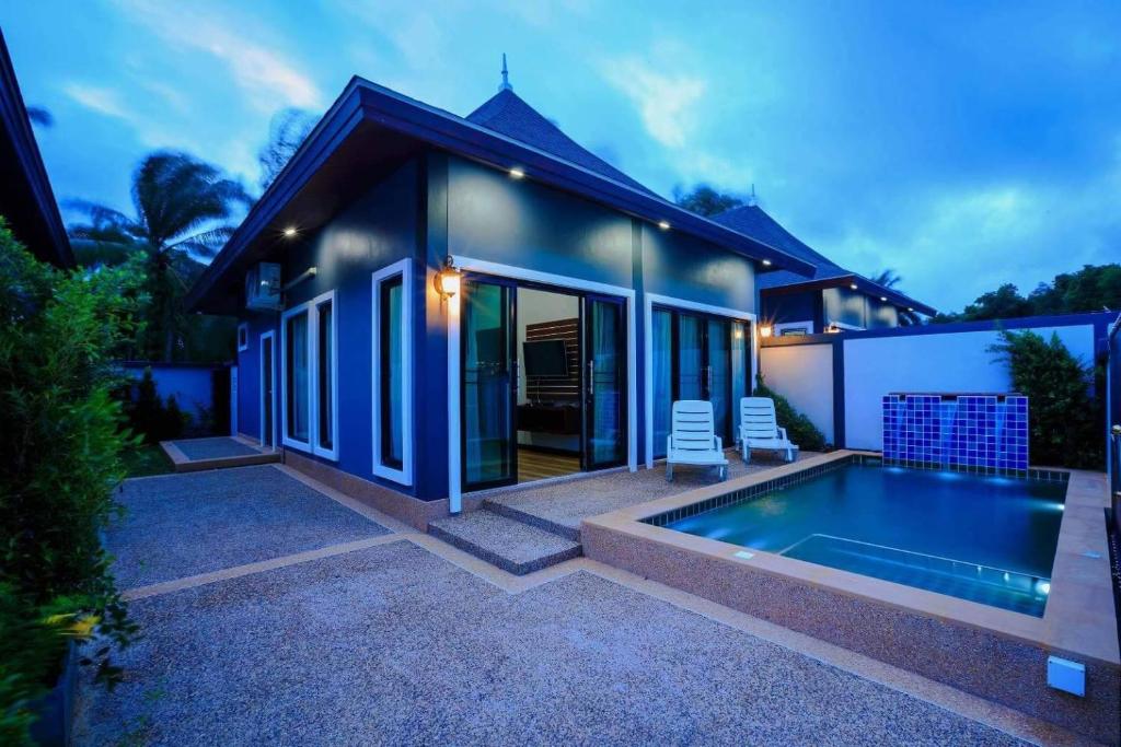 ein Haus mit Pool davor in der Unterkunft KP Family Pool Villa Aonang Krabi in Ao Nang Beach