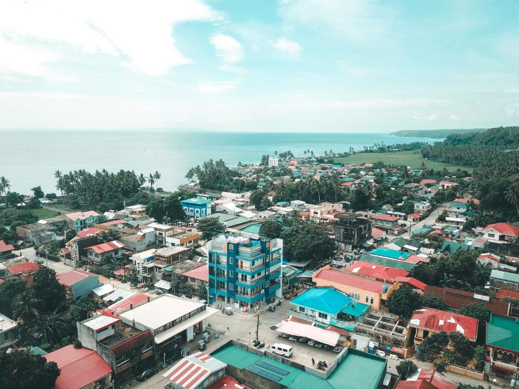 eine Luftansicht einer Stadt am Meer in der Unterkunft Bulusan Tourist Inn in Bulusan