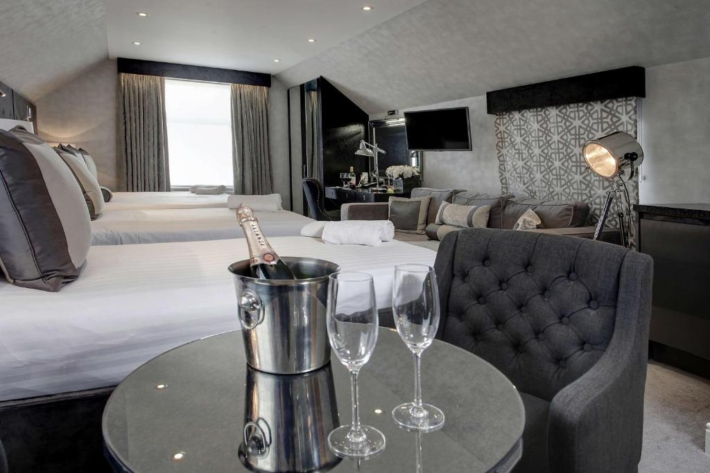 
Studio with 2 king beds, Sofa and Kitchenette
