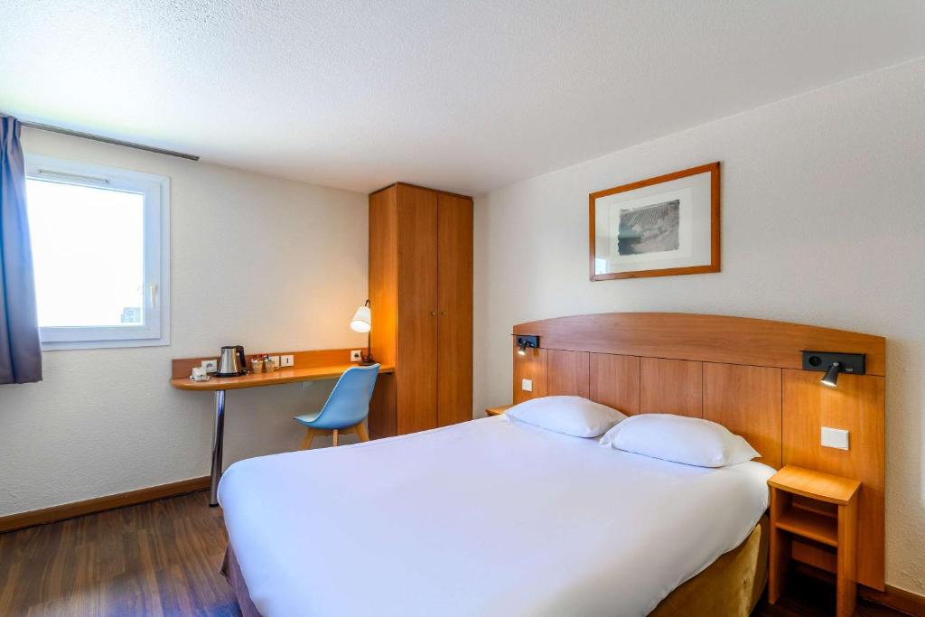 Postel nebo postele na pokoji v ubytování Comfort Hotel Amiens Nord