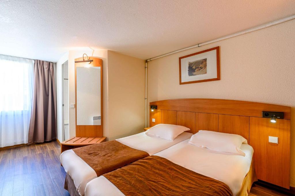 Postel nebo postele na pokoji v ubytování Comfort Hotel Amiens Nord