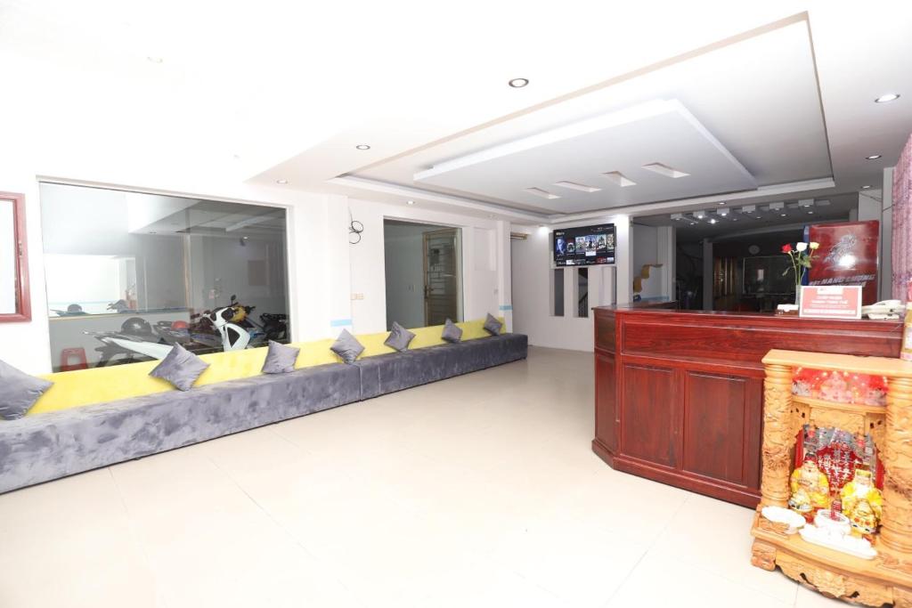 a lobby with a large couch in the middle of a room at PHUC LONG 2 HOTEL in Can Tho