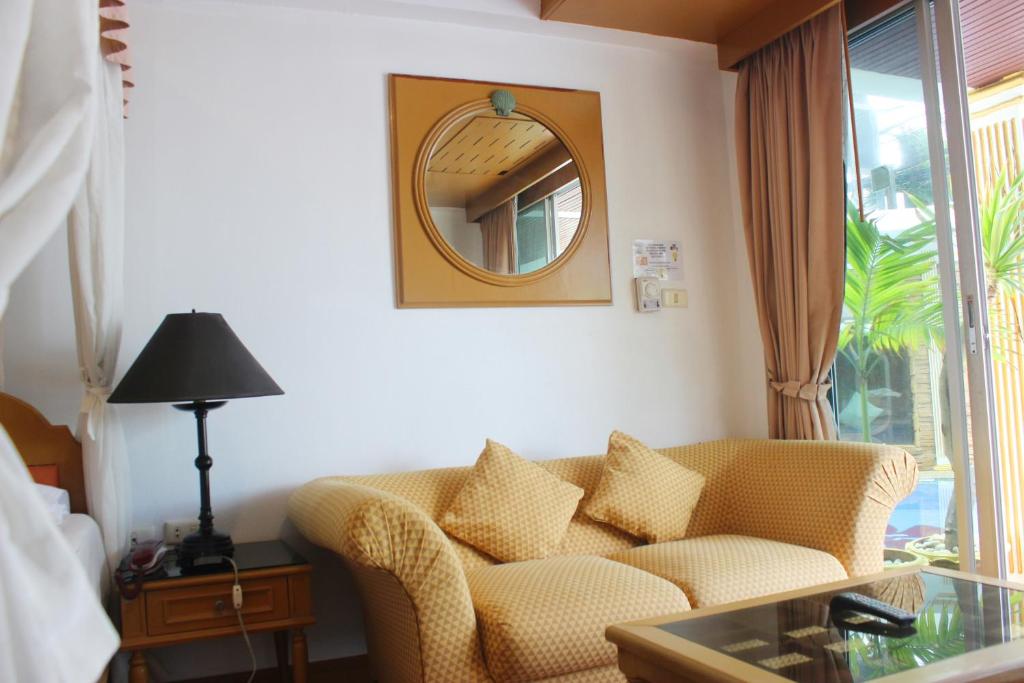 Ein Sitzbereich in der Unterkunft Orchid Hotel and Spa Kalim Bay
