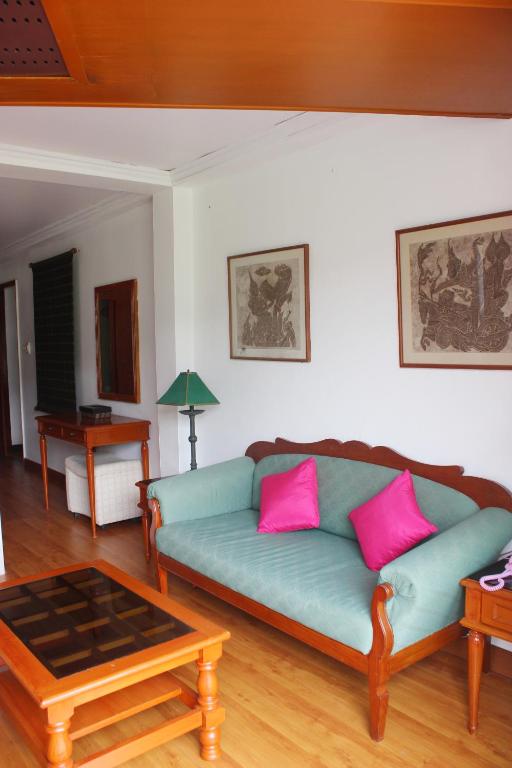 Ein Sitzbereich in der Unterkunft Orchid Hotel and Spa Kalim Bay