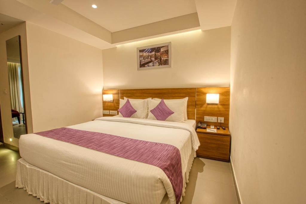 Postel nebo postele na pokoji v ubytování Lilac Hotel, 5th Block