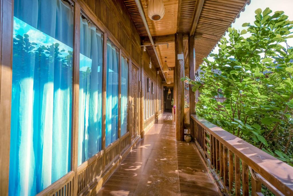 Balkón nebo terasa v ubytování The Ritz-Man Boutique Inn Lijiang