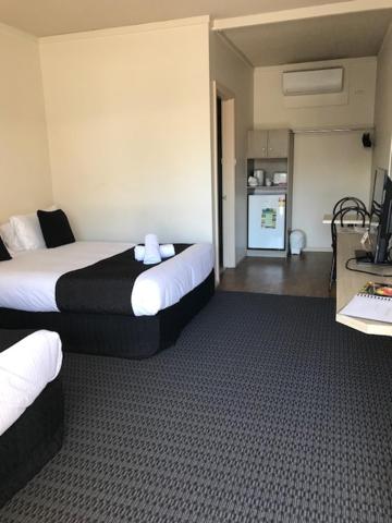 Postel nebo postele na pokoji v ubytování Bay Motel Hotel