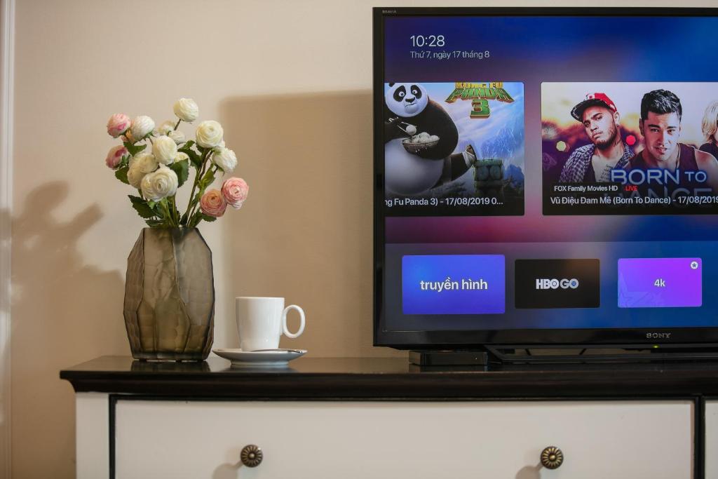 TV a/nebo společenská místnost v ubytování Adonis Hotel