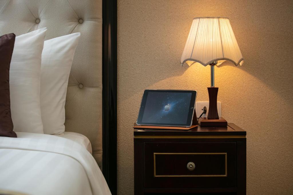 Postel nebo postele na pokoji v ubytování Adonis Hotel