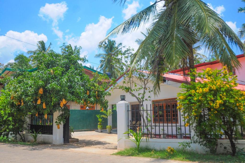 une maison avec un palmier en face dans l'établissement Restwell Homestay, à Dambulla