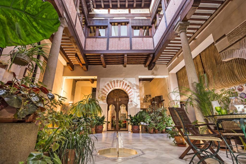 un jardín interior con plantas en un edificio en Casa Palacio Rincón de la Catedral, en Toledo