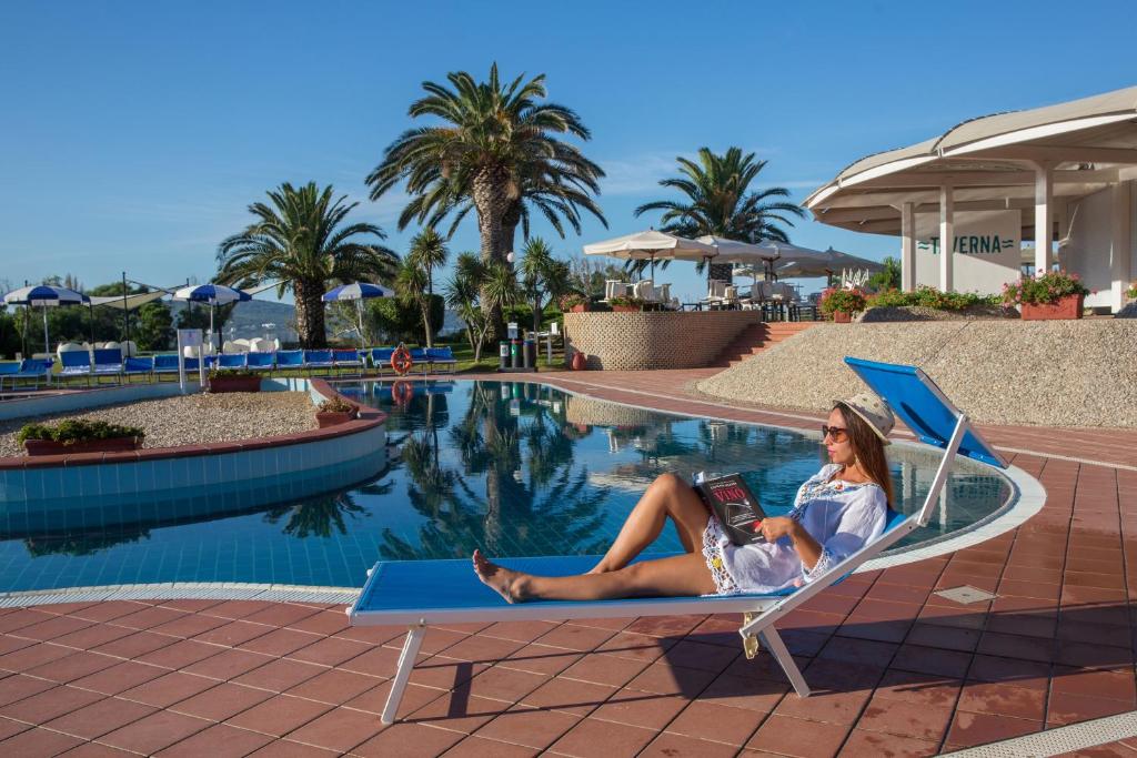 Bazén v ubytování Baia di Conte Resort nebo v jeho okolí