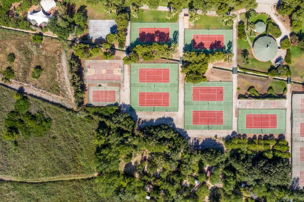 Tenis a/nebo squash v ubytování Baia di Conte Resort nebo okolí